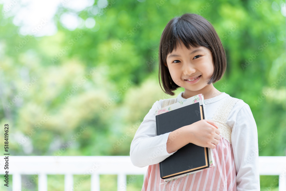 本を抱える女の子のポートレート