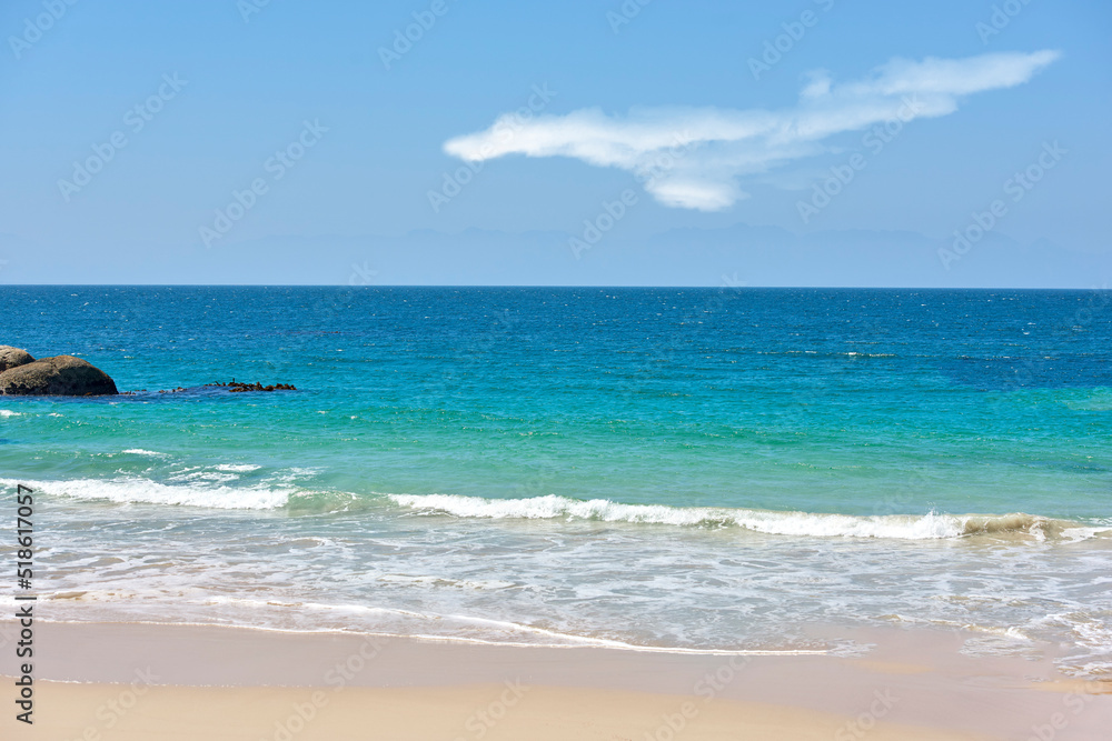 宁静的海滩，白色沙滩，自然的海边环境，是度假的热门度假地点