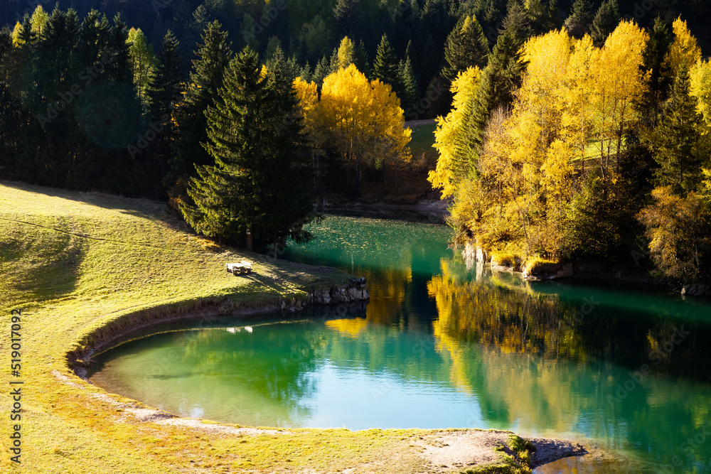 意大利特伦托省Soraga di Fassa村Soraga湖阳光明媚的秋景，Dolomite Alp