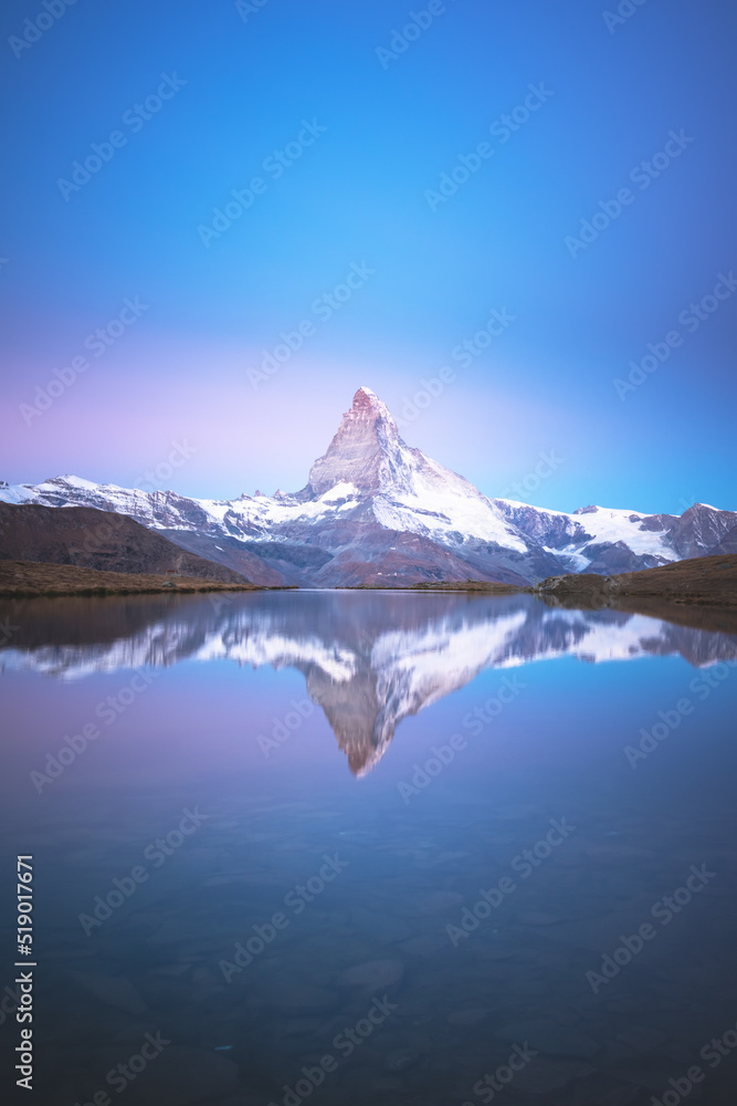 Stellise湖上风景如画，日出色彩缤纷。雪峰Matterhorn Cervino带re