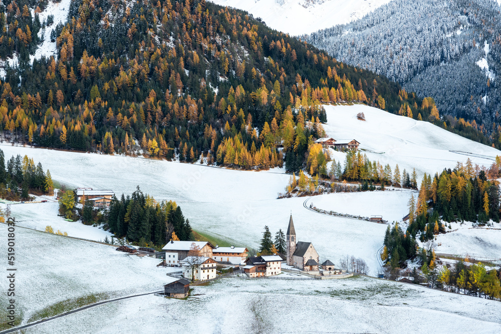 著名的Santa Magdalena山村，在多洛米蒂的秋天有教堂Chiesa di Santa Maddalena