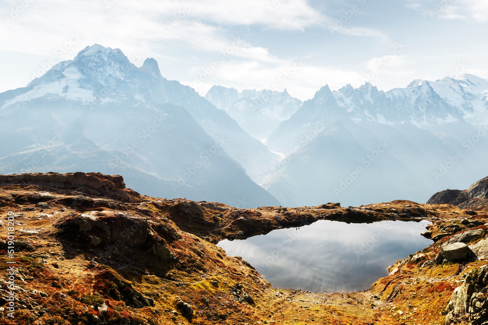 法国阿尔卑斯山切瑟里湖（Lac De Cheserys）上的彩色日落。巴上的比安科山脉