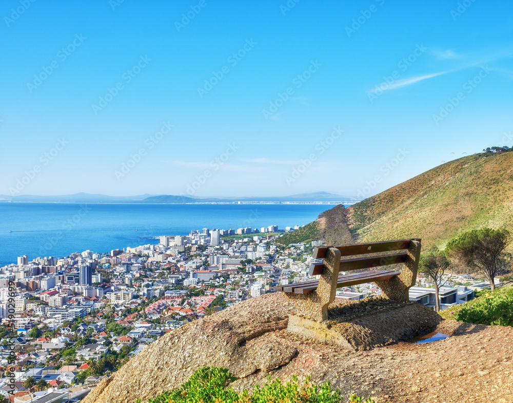 夏日悬崖上的公共长椅，俯瞰城市和大海。o座的风景和景观