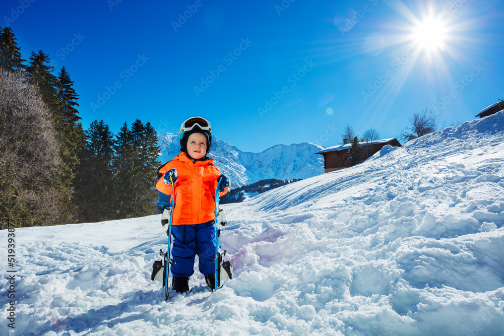 滑雪学校的男孩三岁的孩子在山上的雪地里