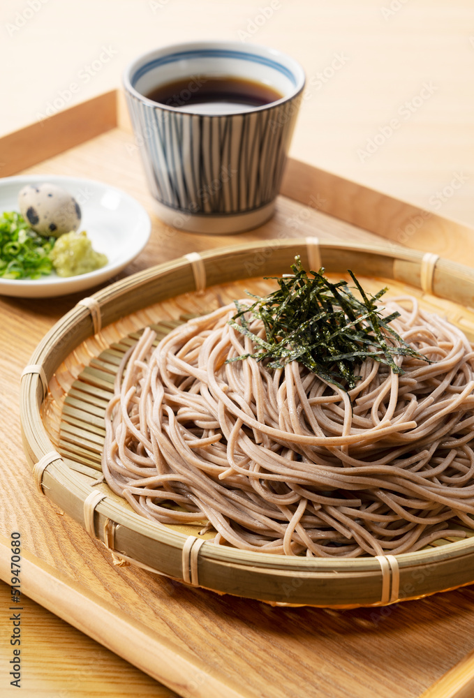 木桌上的扎鲁荞麦面和调味品。