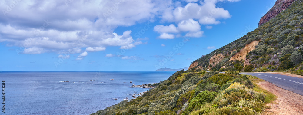 在科斯多云的天空背景下，复制海景和沿山街道的空间