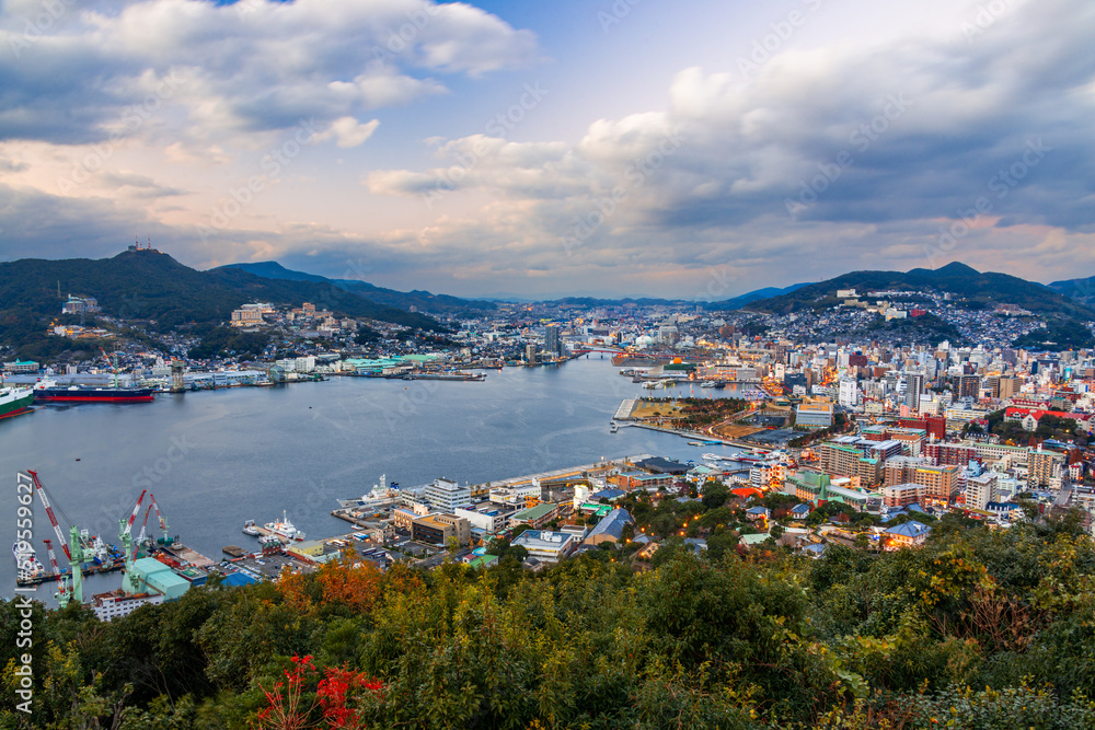 长崎，九州，日本海湾上空的城市天际线