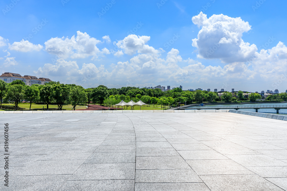 空旷的城市广场和绿色森林，城市天际线风光