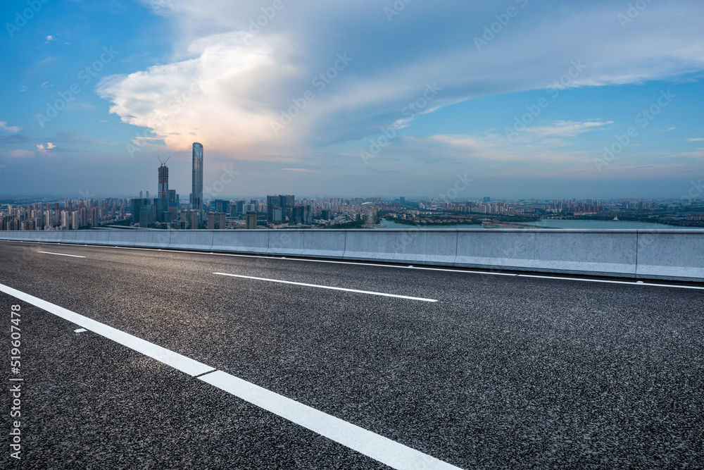 日落时的沥青道路和城市天际线，现代建筑景观