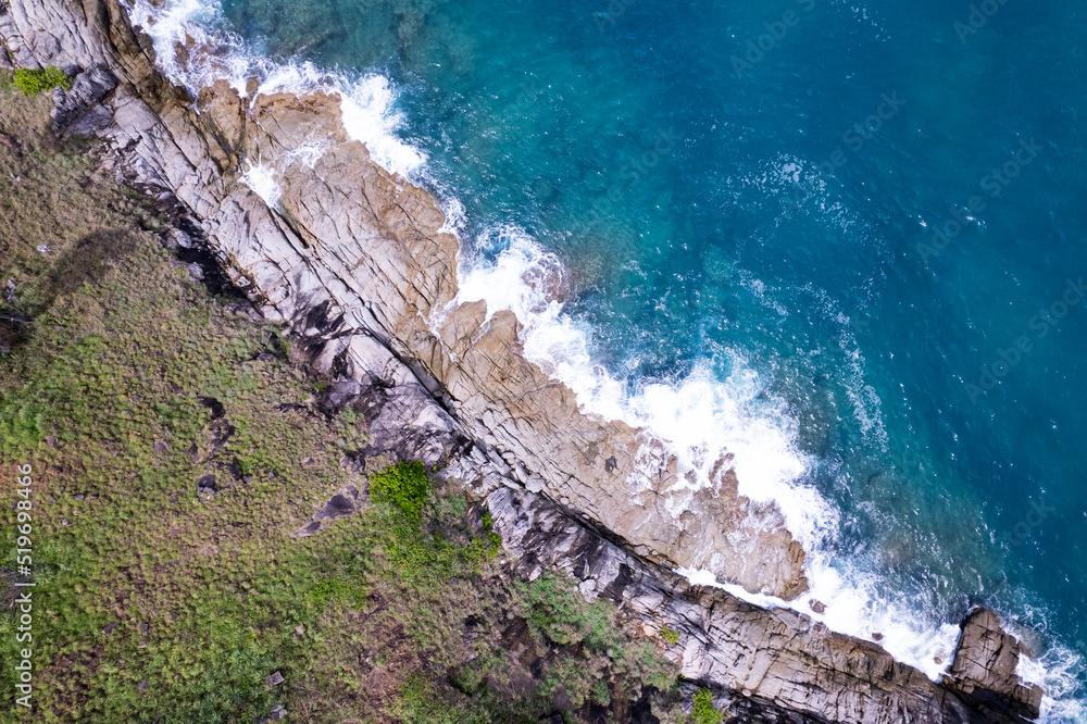 海浪冲击的鸟瞰图海岸岩石上白色泡沫的波浪俯视图岩石海岸