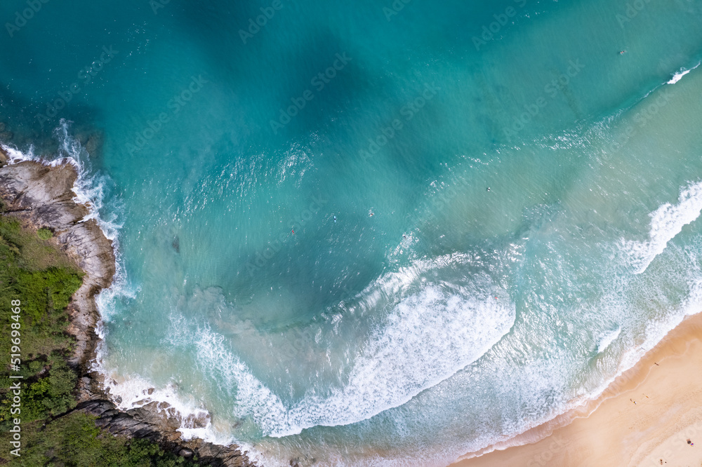 海浪冲击的鸟瞰图海岸岩石上白色泡沫的海浪俯视图岩石海岸令人惊叹