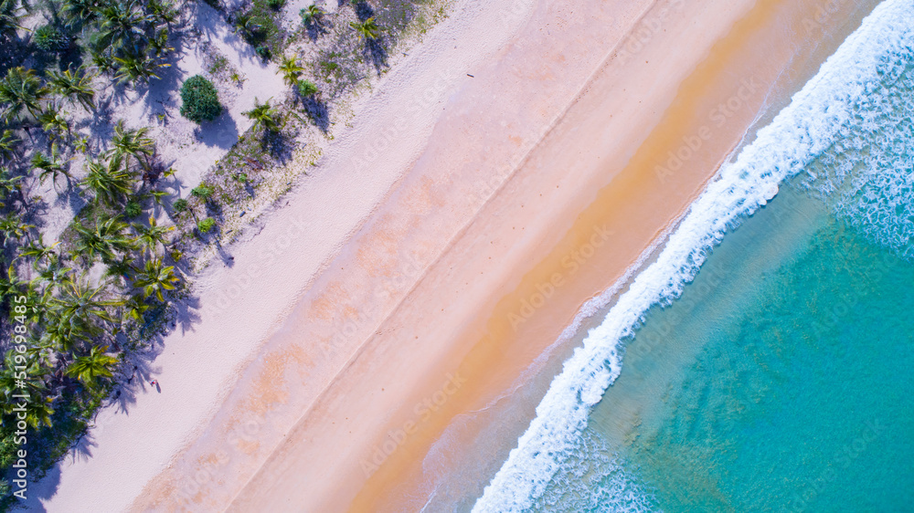 美丽的海滩沙海和海浪白色泡沫状的夏日阳光明媚的背景。令人惊叹的海滩自上而下vi