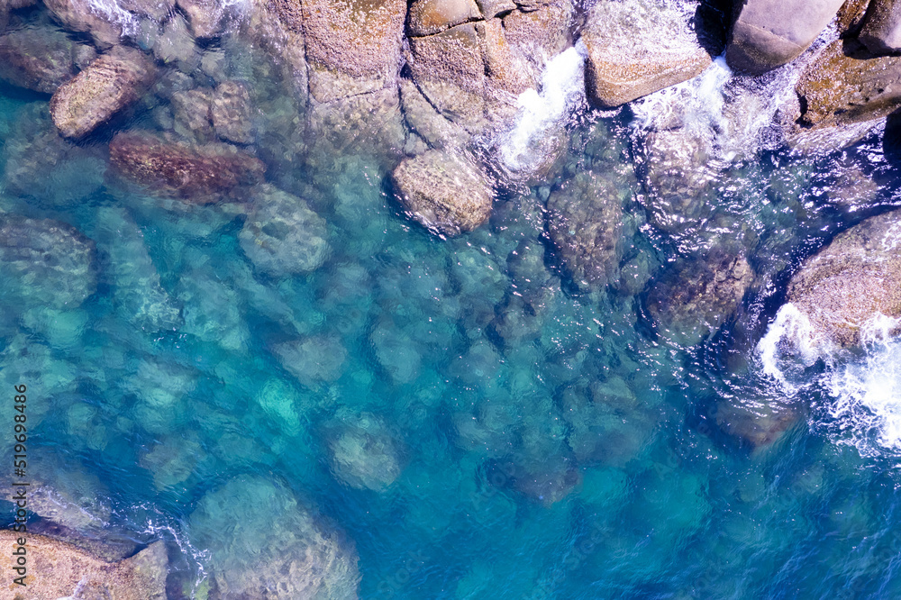 海浪冲击的鸟瞰图海岸岩石上白色泡沫的波浪俯视图岩石海岸