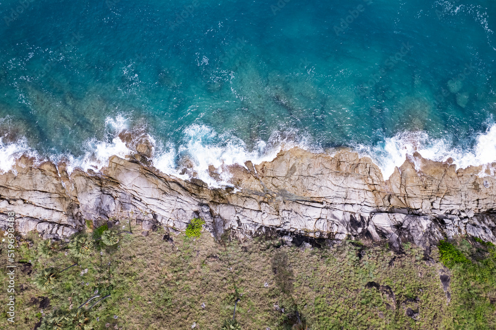 海浪冲击的鸟瞰图海岸岩石上白色泡沫的波浪俯视图岩石海岸