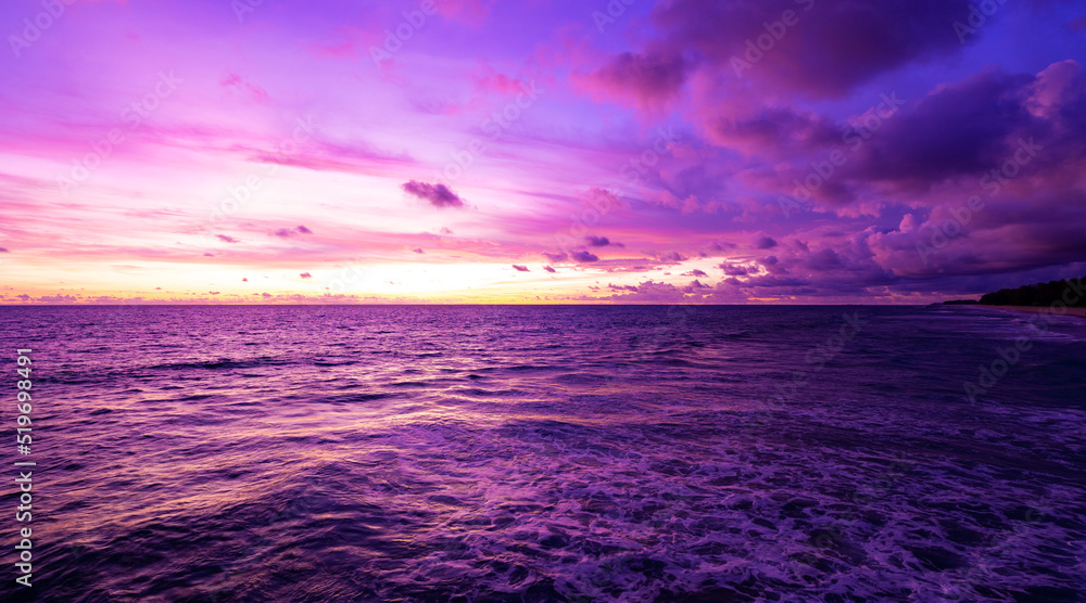 赛博朋克色彩潮流流行背景。自然美丽日落或海上日出色彩缤纷