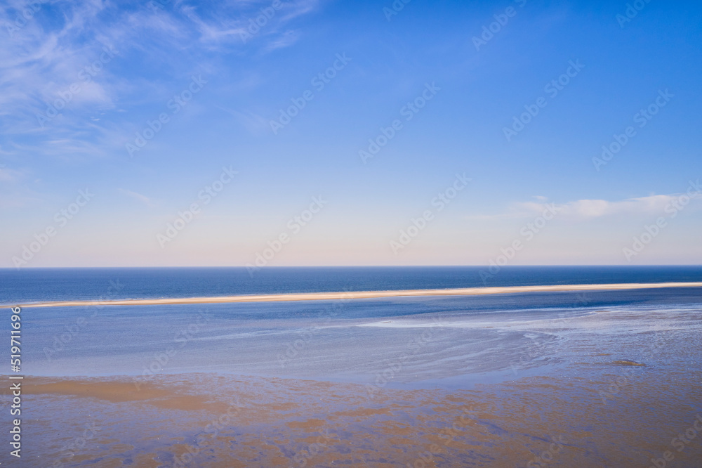 夏日早晨，蓝天背景下，空旷海滩的美景。宁静