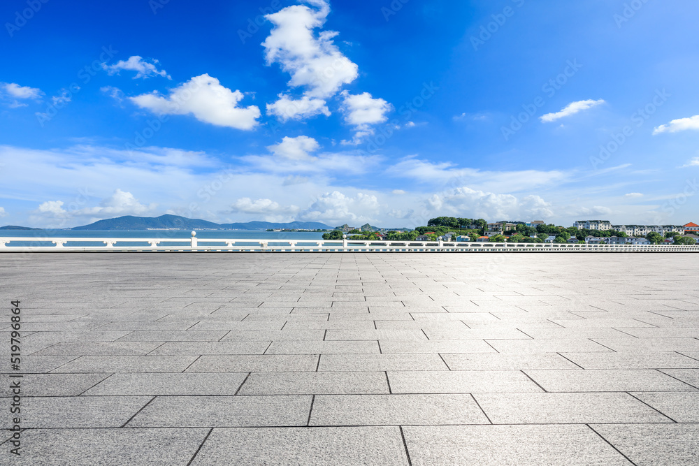 空旷的城市广场和美丽的海洋自然景观