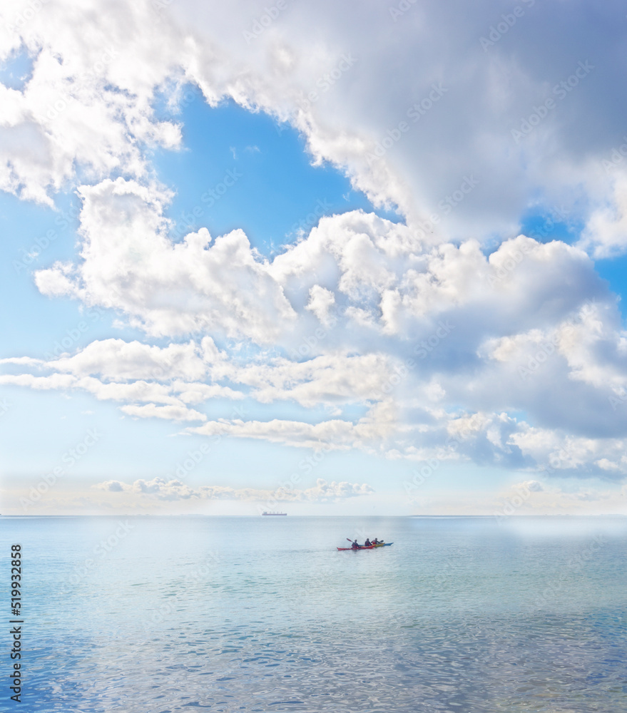 在美丽的海洋、海滩或大海上划独木舟、独木舟或划艇，户外天空背景是云朵。S