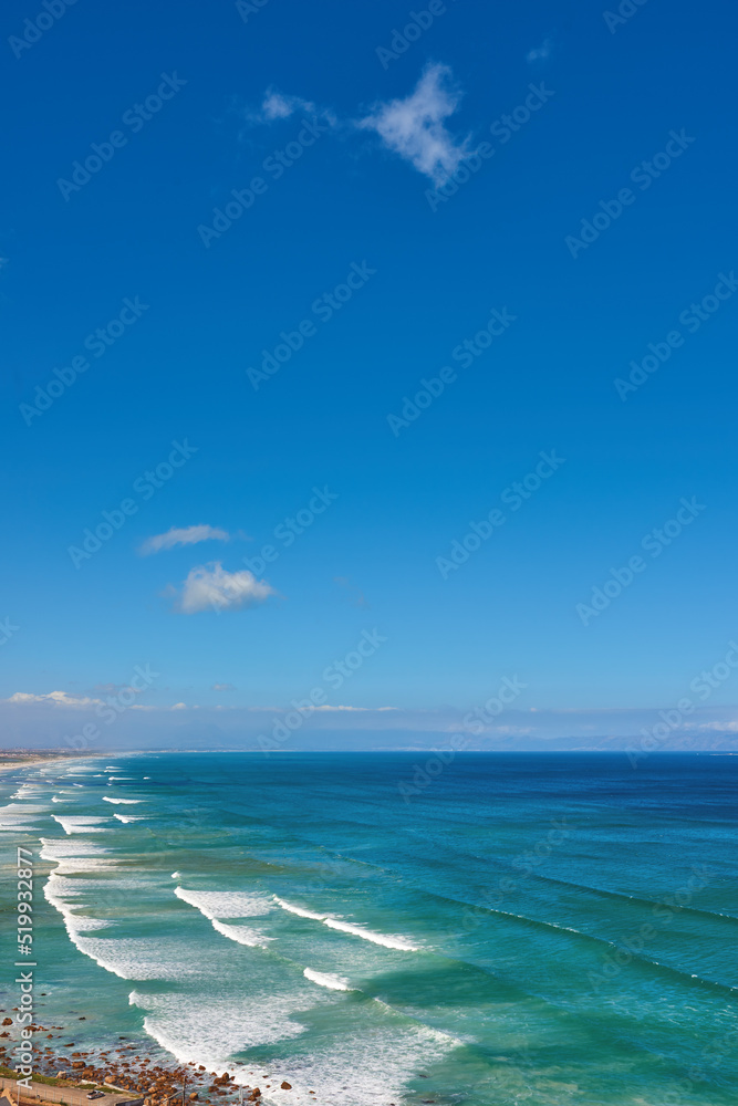 美丽而放松的海景、海滩和多云的蓝天，复制空间背景。Landsc