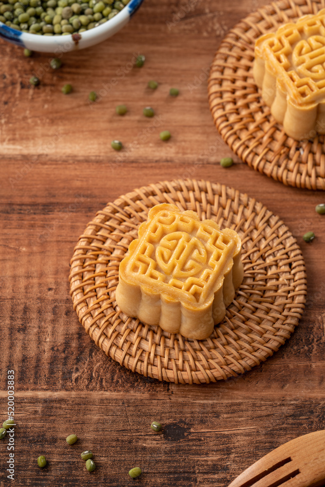 美味的绿豆月饼中秋美食月饼深色木桌背景。