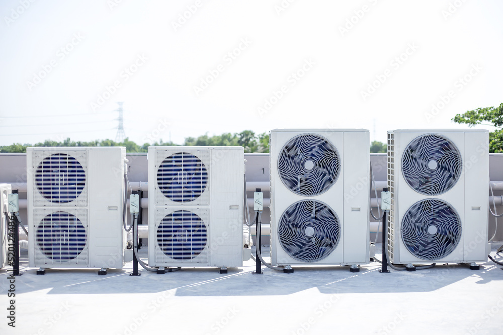 建筑物屋顶上的空调（HVAC）空调冷却压缩机。