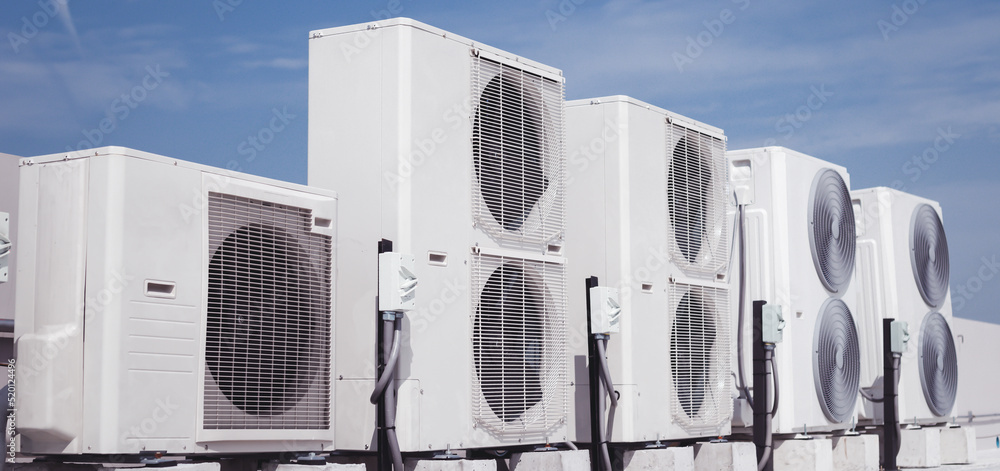 建筑物屋顶上的空调（HVAC）空调冷却压缩机。