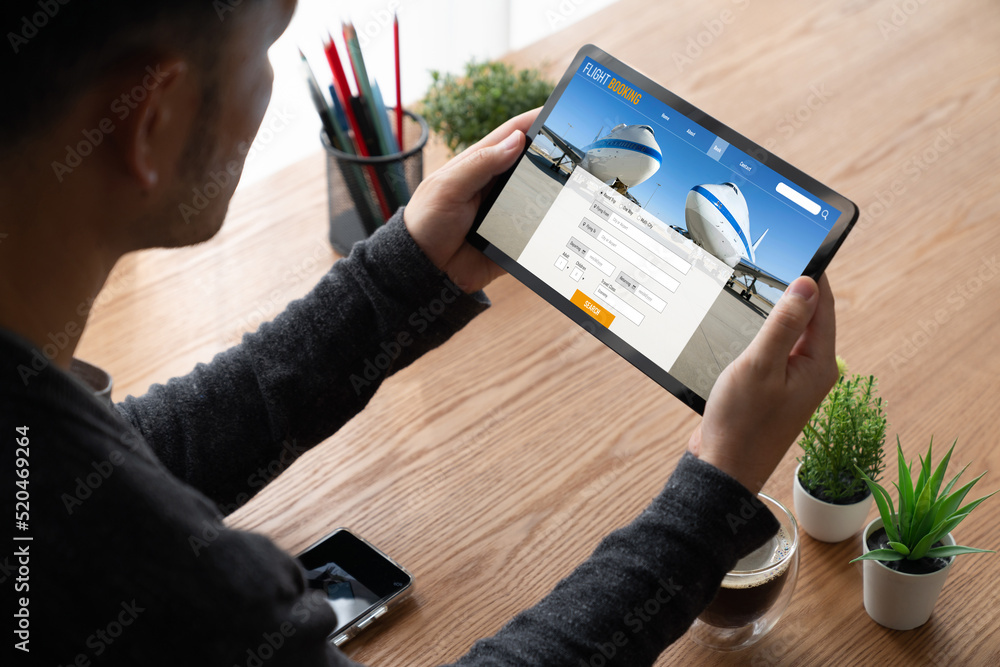 在线航班预订网站提供时尚的预订系统。旅行技术概念。