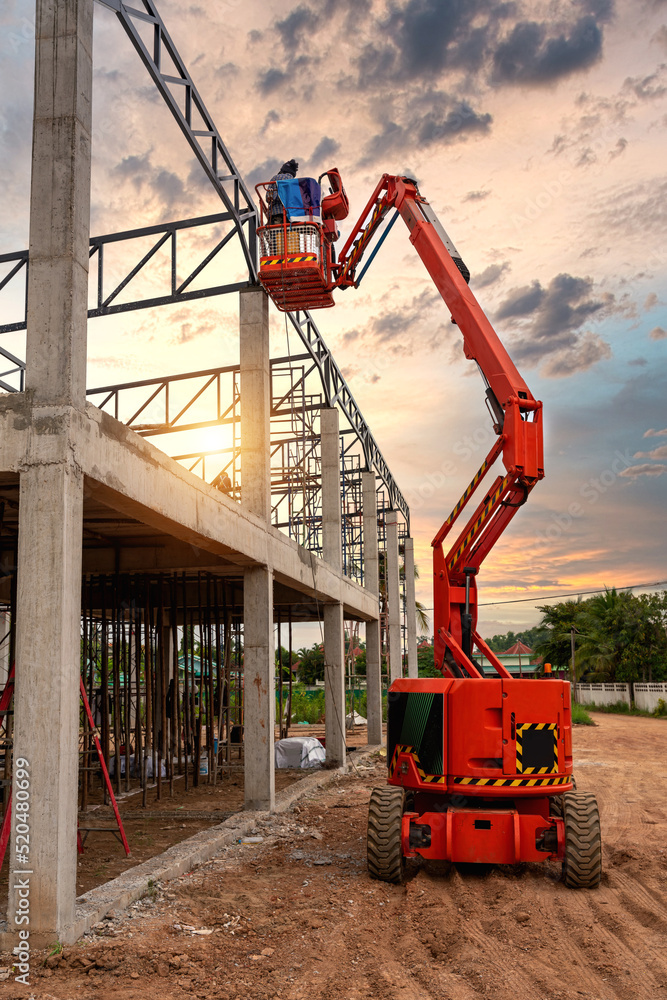 建筑高空作业工人的高空作业平台。建筑机械。