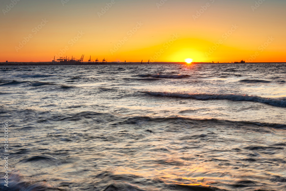 波兰格但斯克波罗的海海滩上的日落