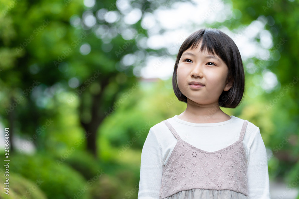 公園を散歩する女の子