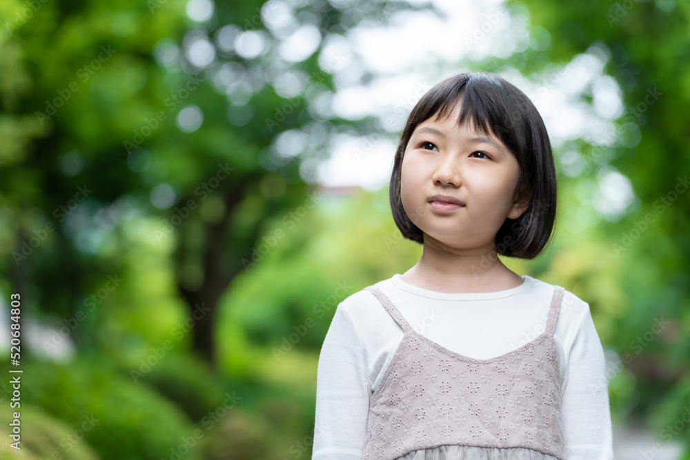 公園を散歩する女の子