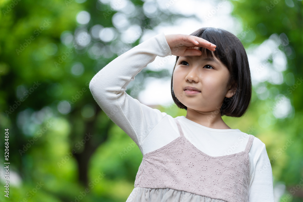 公園を散歩する女の子