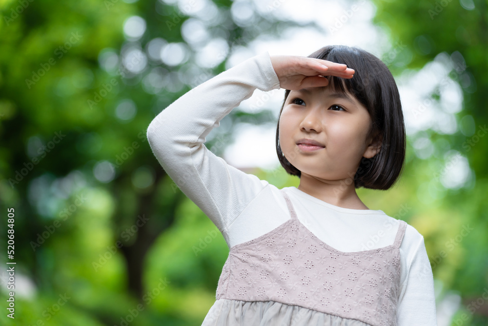 公園を散歩する女の子