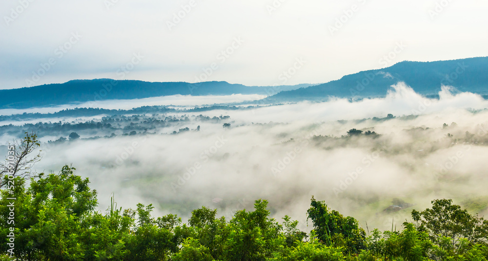 全景景观，自然背景，清晨薄雾，山间日出。