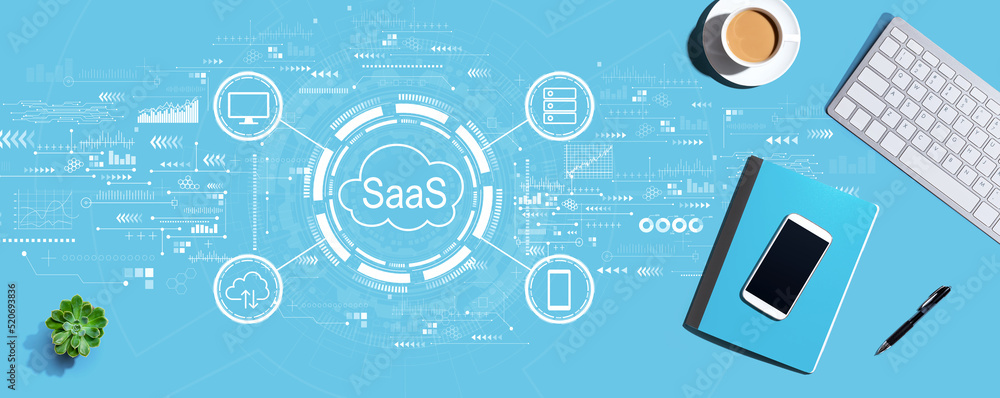 SaaS-软件即服务概念，带有计算机键盘和办公用品