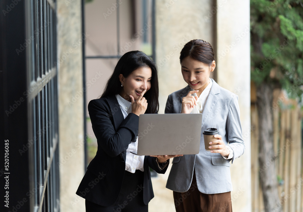 自信专注的女商人、教师或导师教练在谈判中与商界人士交谈