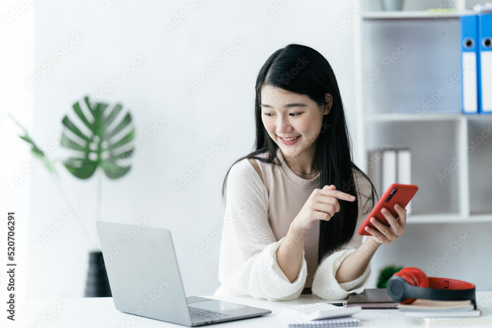 亚洲女孩，通过网络导师在带耳机的电脑笔记本电脑上在线视频通话