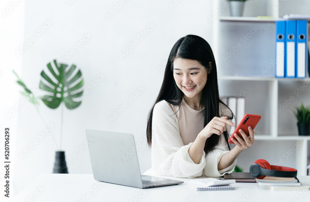 亚洲女孩，通过网络导师在带耳机的电脑笔记本电脑上在线视频通话