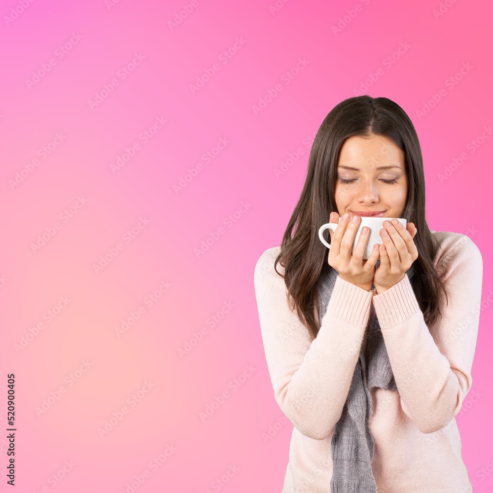 背景上拿着马克杯的白人妇女