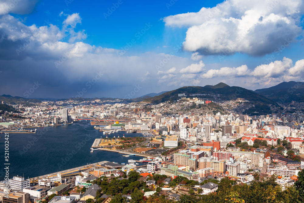 长崎，日本市区海湾上空的天际线