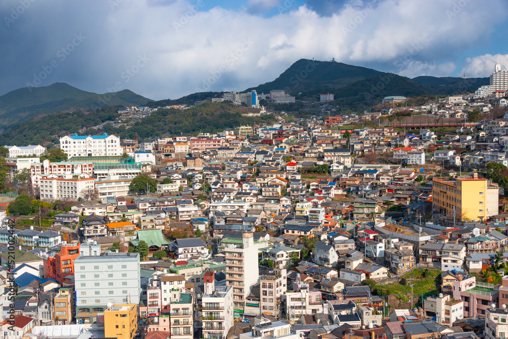 长崎，日本市区海湾上空的天际线