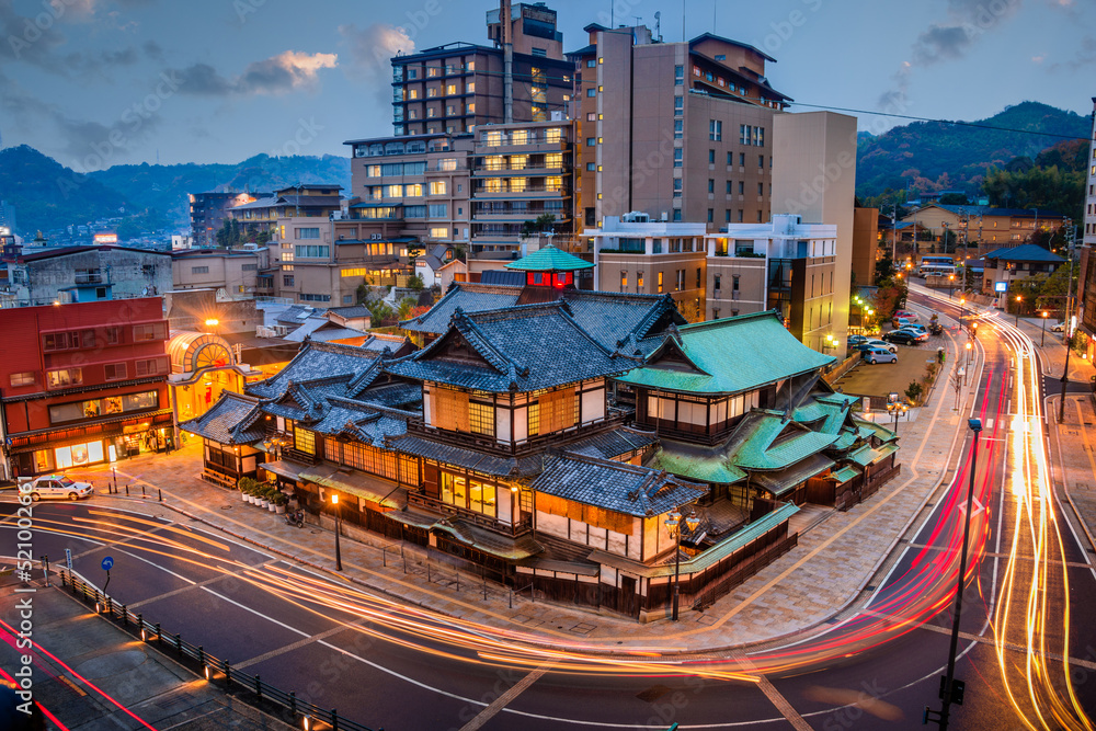 日本松山市中心的天际线，位于东京都的多戈温泉浴场