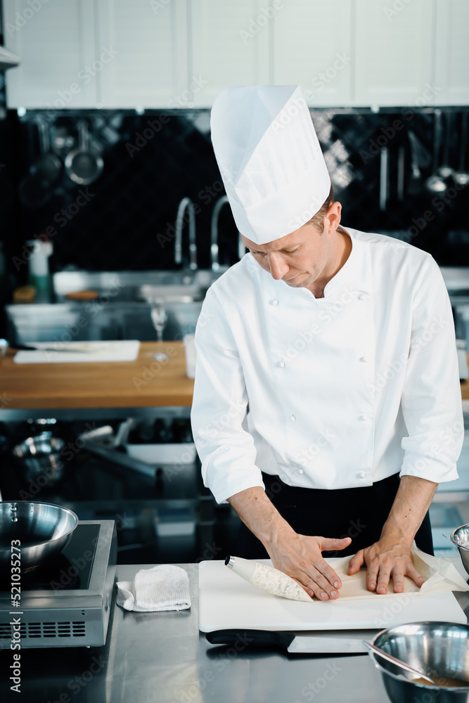 一家餐厅的专业厨房，特写：一位男厨师正在为法式煎蛋饼准备馅料