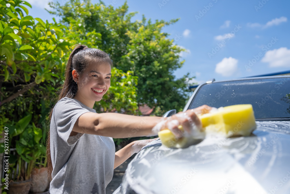 女性度假时在家洗车。