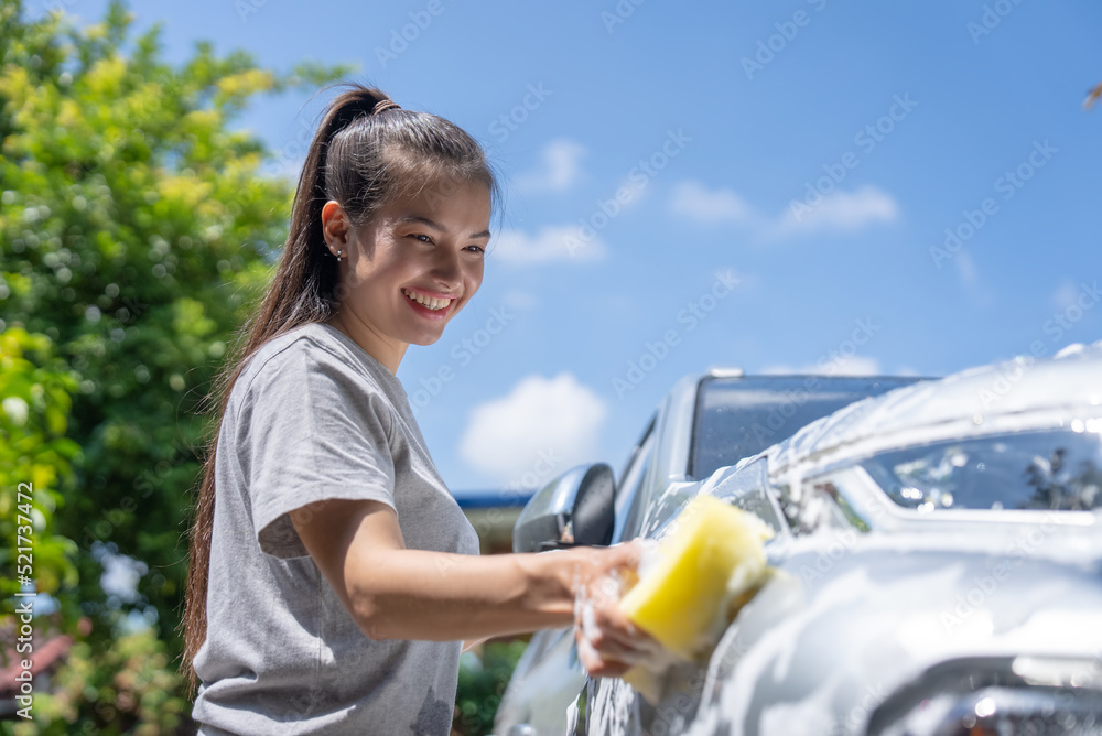 女性度假时在家洗车。