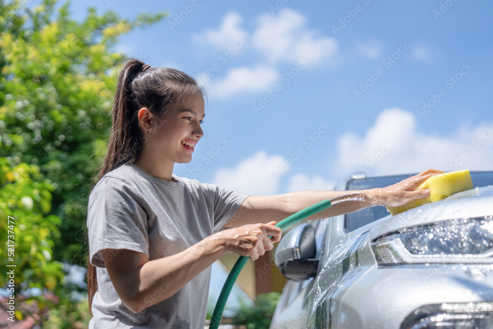 女性度假时在家洗车。