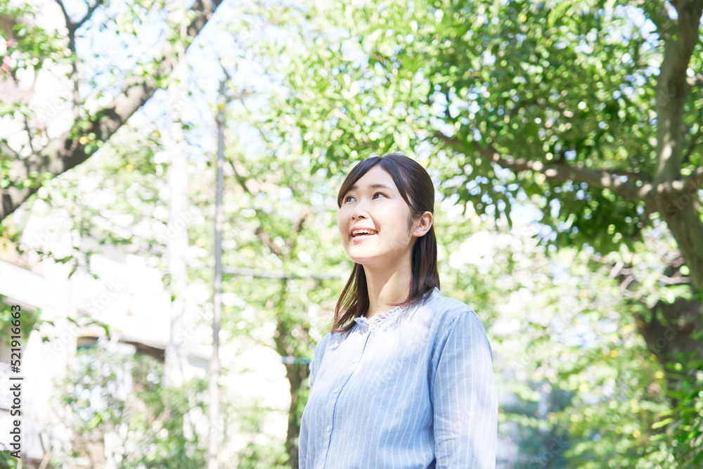 屋外での笑顔の女性ポートレート