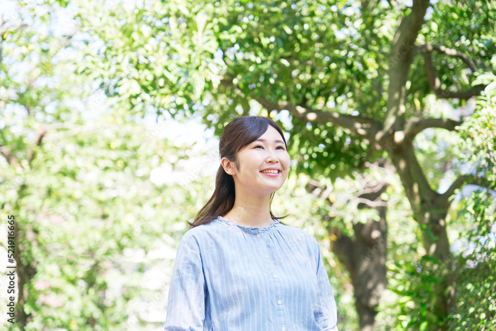 屋外で笑顔で散歩する女性