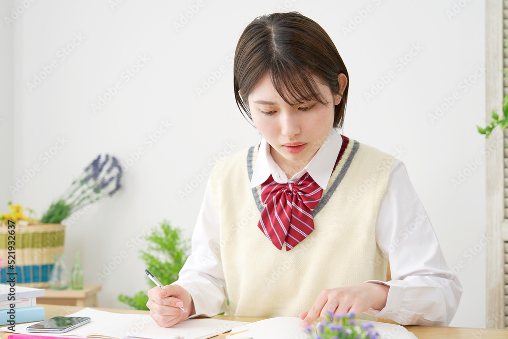 自宅で勉強する女子高生