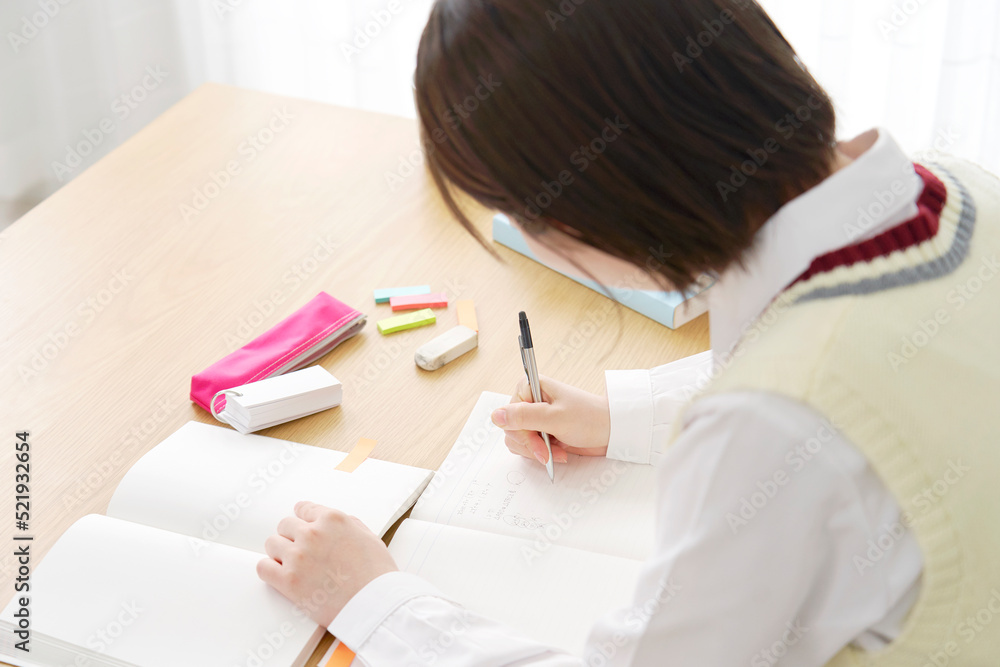 自宅で勉強する女子高生